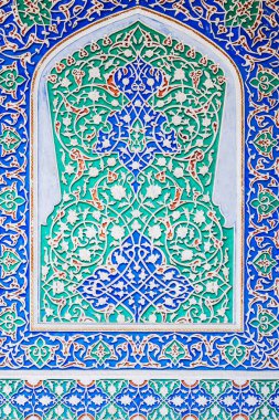 Özbekistan Sanat Müzesi 'nde, geleneksel Özbek süslemeleri ve Taşkent' te renkli doğulu desenlerle oyulmuş ahşap bir arka plan.