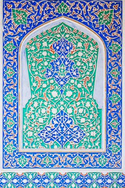 Özbekistan 'ın Taşkent kentindeki geleneksel Özbek süslemeleri ve renkli doğuya özgü desenlerle oyulmuş ahşap arkaplan