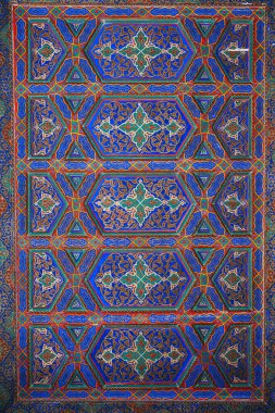 Özbek süslemeleri ve Özbekistan 'ın Taşkent kentindeki renkli doğulu desenlerle boyanmış ahşap hücrelerin arka planı