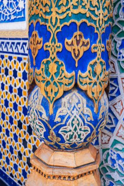 Özbekistan Sanat Müzesi 'nde güzel Özbek süslemeleri ve Taşkent' te renkli doğulu desenlerle oyulmuş ahşap sütun ve duvar.