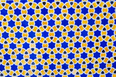 Soyut geometrik desenli sarı ve mavi seramik fayanslar. Süslü arkaplan