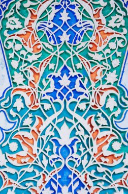 Özbekistan Sanat Müzesi 'nde, geleneksel Özbek süslemeleri ve Taşkent' te renkli doğulu desenlerle oyulmuş ahşap bir arka plan.