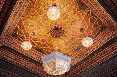 Özbekistan Sanat Müzesi 'nde eski bir avizeyle oyulmuş güzel ahşap tavana geleneksel Özbek süslemeleri ve Taşkent' teki doğu desenleriyle birlikte.