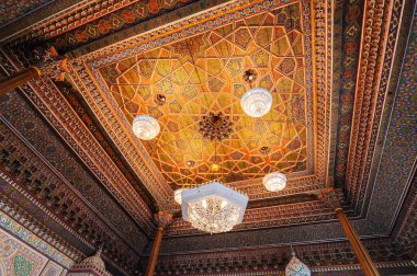 Özbekistan Sanat Müzesi 'nde avizeyle boyanmış ahşap oyulmuş güzel sanat eserleri geleneksel Özbek süsleri ve Taşkent' teki renkli doğulu desenlerle birlikte.