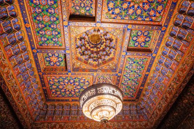 Özbekistan Sanat Müzesi 'nde avizeyle oyulmuş güzel ahşap tavana geleneksel Özbek süslemeleri ve Özbekistan' da renkli doğulu desenler