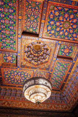 Özbekistan Sanat Müzesi 'nde geleneksel Özbekistan süslemeleri ve Özbekistan' da doğuya özgü desenlerle klasik avize ile oyulmuş ahşap tavan.