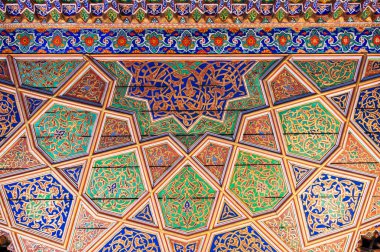 Özbekistan 'ın Taşkent kentindeki geleneksel Özbek süslemeleri ve renkli doğuya özgü desenlerle oyulmuş ahşap arkaplan