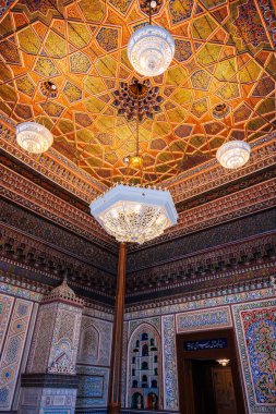 Özbekistan Sanat Müzesi 'nin boyanmış ahşap tavanı ve duvarları, Özbek desenleri ve Taşkent Sarayı' ndaki doğu süslemeleri ile güzel bir iç mekan.