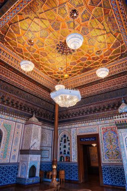 Özbekistan Sanat Müzesi 'nin boyanmış ahşap tavanı ve duvarları, geleneksel Özbek desenleri ve Taşkent Sarayı' ndaki doğu süsleriyle iç içe.