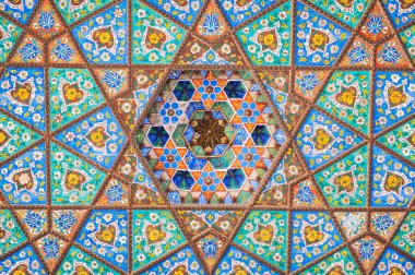 Özbekistan Müzesi 'nin sarayında, geleneksel Özbek süslemeleri ve Taşkent' teki renkli doğulu desenlerle oyulmuş güzel ahşap tavan.