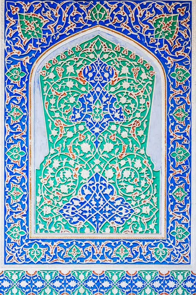 Özbekistan 'ın Taşkent kentindeki geleneksel Özbek süslemeleri ve renkli doğuya özgü desenlerle oyulmuş ahşap arkaplan