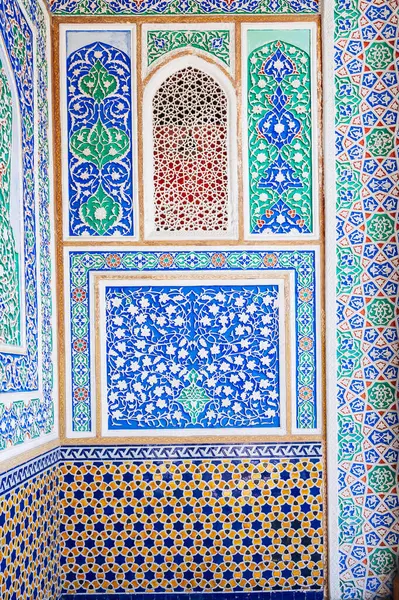 Özbekistan Sanat Müzesi 'nde, geleneksel Özbek süslemeleri ve Taşkent' teki doğu desenleriyle oyulmuş güzel ahşap bir duvar.