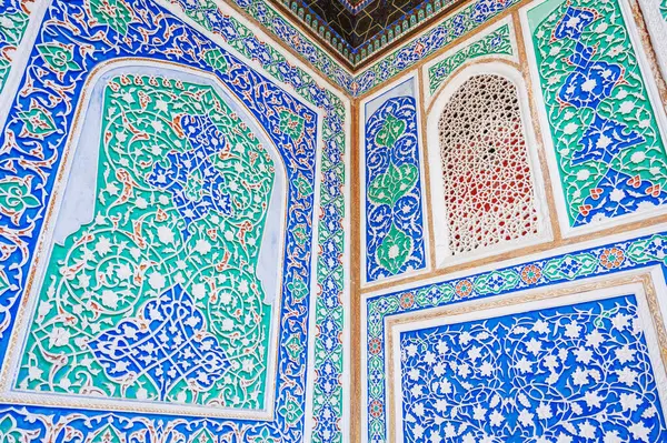 Özbekistan Sanat Müzesi 'nin, Özbek süslemeleri ve Özbekistan' daki dekoratif doğu desenleriyle oyulmuş güzel ahşap duvarları.