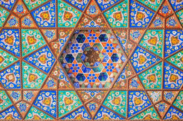 Özbekistan Sanat Müzesi 'nde oyulmuş ahşap tavanın geleneksel Özbek süslemeleri ve Taşkent' teki oryantal desenlerle renklendirilmiş arka planı