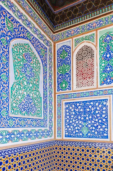 Özbekistan Sanat Müzesi 'nin ahşap duvarlarını Özbek süslemeleri ve Özbekistan' daki dekoratif doğu desenleriyle oymuşlar.