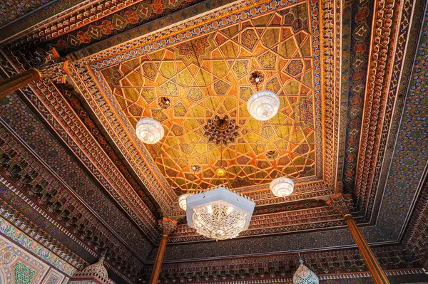 Özbekistan Sanat Müzesi 'nde avizeyle boyanmış ahşap oyulmuş güzel sanat eserleri geleneksel Özbek süsleri ve Taşkent' teki renkli doğulu desenlerle birlikte.