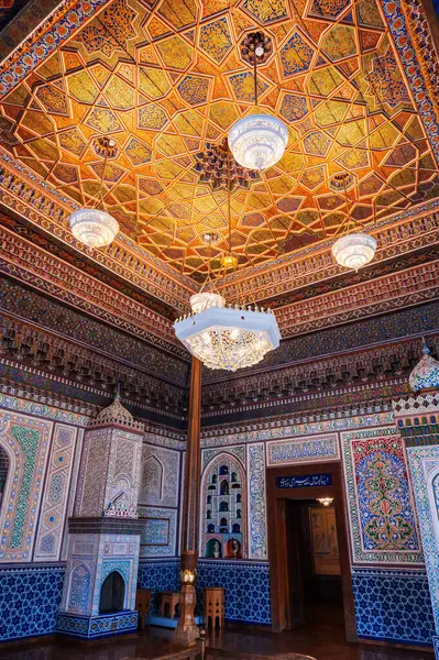 Özbekistan Sanat Müzesi 'nin boyanmış ahşap tavanı ve duvarları, geleneksel Özbek desenleri ve Taşkent Sarayı' ndaki doğu süsleriyle iç içe.
