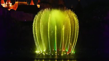 Renkli su performansı. Geceleri dans eden müzik çeşmeleri.