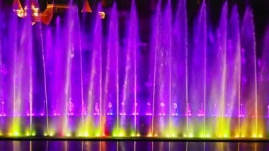 Renkli su performansı. Geceleri sokaklarda dans eden fıskiyeler var.