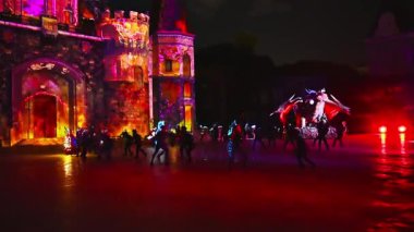 Geceleri Nha Trang 'deki VinPearl Adası' ndaki VinWonders Lunaparkı 'nda kostümlü insanların muhteşem performansı. Nha Trang, Vietnam - 6 Mart 2025