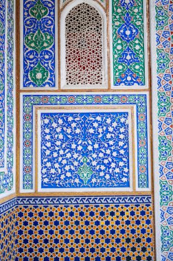 Özbekistan Sanat Müzesi 'nin, Özbekistan' da geleneksel süsleri ve dekoratif doğu desenleriyle oyulmuş güzel ahşap duvarları.