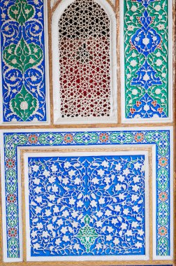 Özbekistan Sanat Müzesi 'nin, Özbek geleneksel süslemeleri ve Özbekistan' da dekoratif doğulu renkli desenlerle oyulmuş güzel ahşap duvarları.