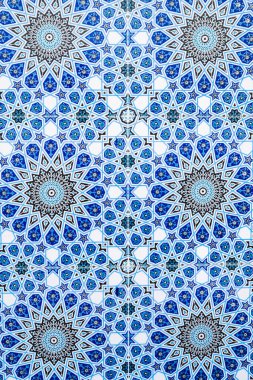 Özbekistan 'da geleneksel Özbek doğuya özgü desenli seramik fayanslar. İslami süslemeli mavi dekoratif arkaplan