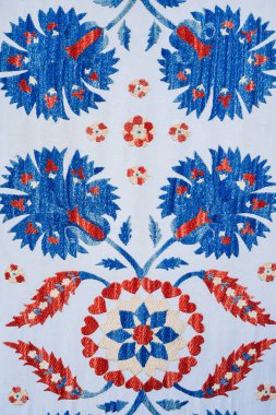 Özbekistan 'da eski bir halı üzerinde geleneksel Özbek geometrik desen. Güzel süslemeleri olan doğulu beyaz arkaplan