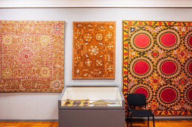 Geleneksel soyut geometrik desenli Özbek halıları. Özbekistan 'da duvara Asya yapımı el yapımı nakışlı halı