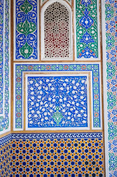 Özbekistan Sanat Müzesi 'nin, Özbekistan' da geleneksel süsleri ve dekoratif doğu desenleriyle oyulmuş güzel ahşap duvarları.