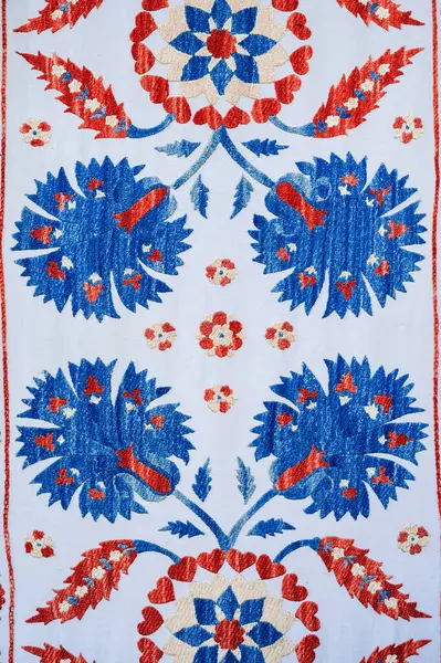 Özbekistan 'daki eski bir halıda geleneksel Özbek geometrik deseni. Güzel süslemeleri olan doğulu beyaz arkaplan