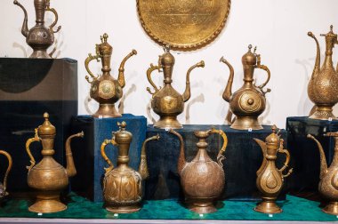 Özbekistan 'ın Taşkent kentindeki Antik Antikacılar Müzesi' nde sergilenen geleneksel Özbek bakır ve pirinç sürahileri