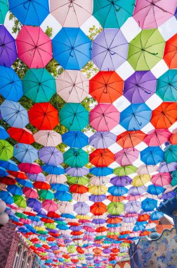 Taşkent 'teki Magic City Park' ın neşeli caddesinde çok renkli parlak şemsiyeler asılı.