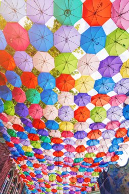 Özbekistan 'ın Taşkent kentindeki Magic City Park' ta festival caddesinde çok renkli renkli şemsiyeler.