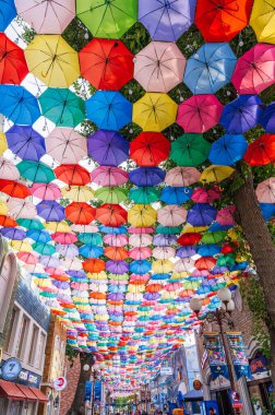 Taşkent 'teki Magic City Park' ta çok renkli renkli şemsiyeler. Taşkent, Özbekistan - 15 Haziran 2024