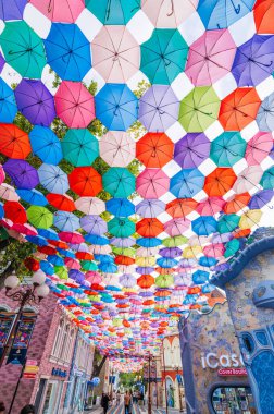 Çok renkli parlak şemsiyeler asarak Taşkent 'teki Sihirli Şehir Parkı' nı süslediler. Taşkent, Özbekistan - 15 Haziran 2024