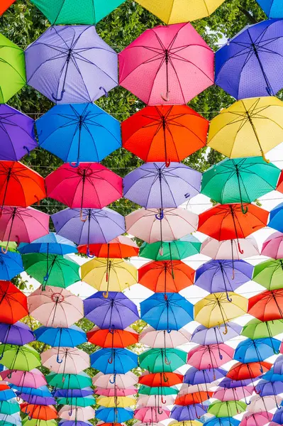 Özbekistan 'ın Taşkent kentindeki Magic City Park' ta festival caddesinde renkli renkli gökkuşağı renkli şemsiyeler.