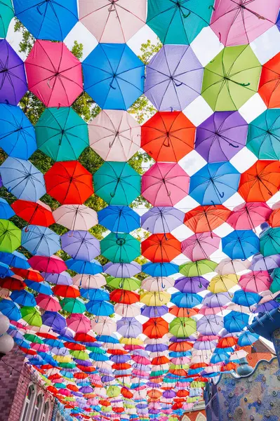 Taşkent 'teki Magic City Park' ın neşeli caddesinde çok renkli parlak şemsiyeler asılı.