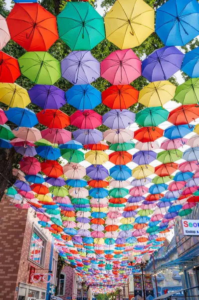 Taşkent 'teki Sihirli Şehir Parkı' nda renkli renkli şemsiyeler asmak. Taşkent, Özbekistan - 15 Haziran 2024