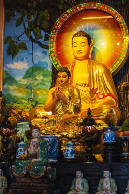 Da Nang 'ın mermer dağlarında bir tapınakta altın bir Buda sunağı.