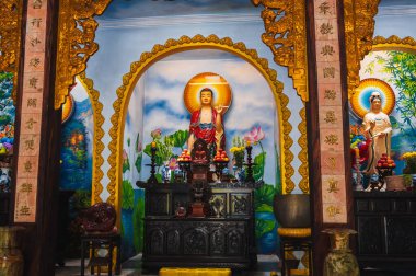 Da Nang 'ın mermer dağlarındaki bir tapınakta Buda' nın sunağı.