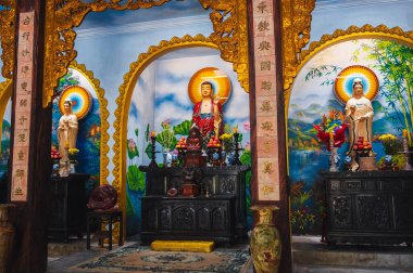 Da Nang 'ın mermer dağlarındaki tapınakta sunak.