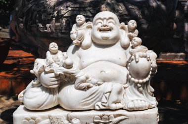 Vietnam 'daki Da Nang' daki Mermer Dağlar 'daki tapınağın içindeki beyaz Buda..