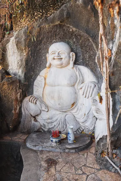 Da Nang 'ın mermer dağlarındaki pagoda bahçesinde Buda heykeli.
