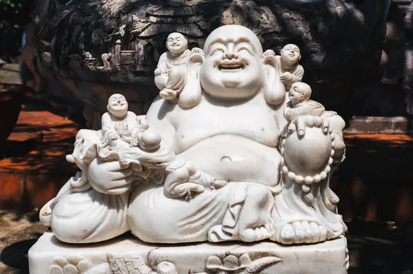 Vietnam 'daki Da Nang' daki Mermer Dağlar 'daki tapınağın içindeki beyaz Buda..