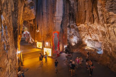 Asya 'da, Vietnam' daki Da Nang 'daki Mermer Dağlar' daki Am Phu Mağarası 'ndaki Asya kutsal tapınağında. DA NANG, Vietnam - 12 Eylül 2024.