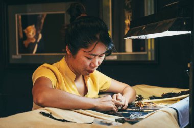 Vietnamlı kadın nakışçı, Vietnam 'da, Hoi An şehrindeki bir atölyede ipek bir tablo işliyor. Hoi An, Vietnam - 1 Aralık 2024