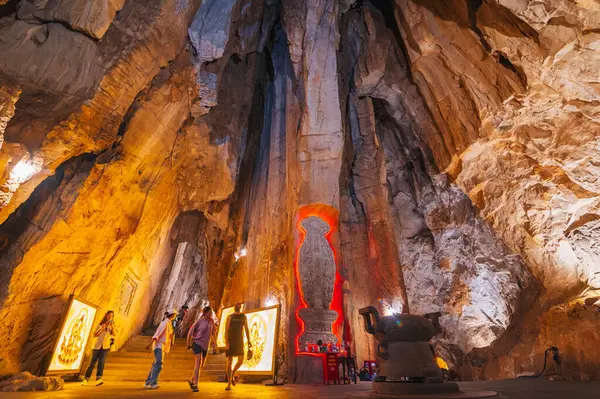 Asya 'da, Vietnam' daki Da Nang 'daki Mermer Dağlar' daki Am Phu Mağarası 'ndaki Asya kutsal tapınağında. DA NANG, Vietnam - 12 Eylül 2024.