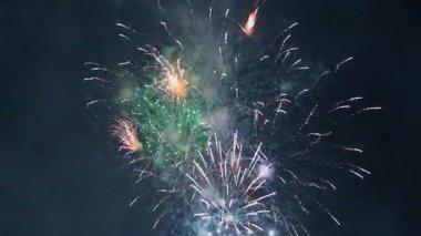 Gece gökyüzünde havai fişek gösterisi kutlamalarında büyük, güzel, renkli havai fişek gösterisi.
