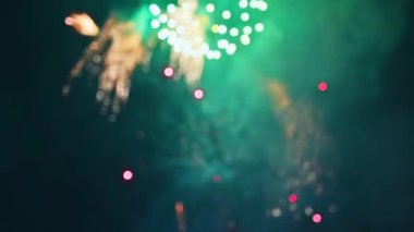 Gece gökyüzünün arka planındaki havai fişek gösterisinde bulanık rengarenk havai fişek gösterisi